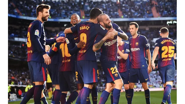 CELEBRA EL BARCELONA. Todos abrazan a Vidal después del 3-0 en el Bernabéu (Foto: Getty).