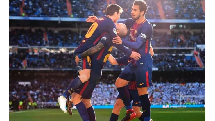 Messi festeja descalzo tras el tercero del Barcelona en Madrid.