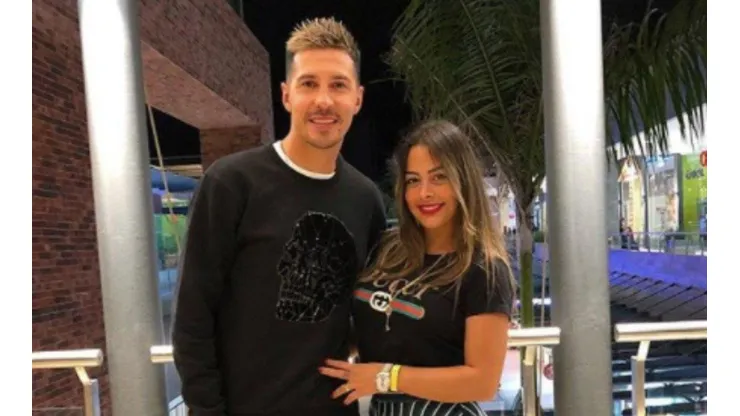 Fabbro junto a su esposa, Larissa Riquelme.