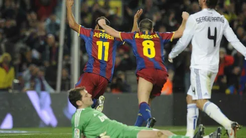 EL QUINTO. Jeffren Suárez corre junto a Iniesta para celebrar el 5-0 en el Camp Nou.