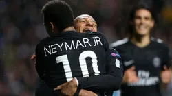 LA MCN. Neymar se abraza con Mbappé con Cavani de fondo.