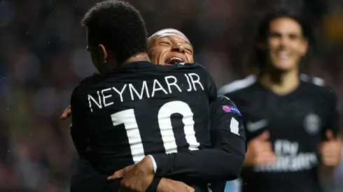LA MCN. Neymar se abraza con Mbappé con Cavani de fondo.