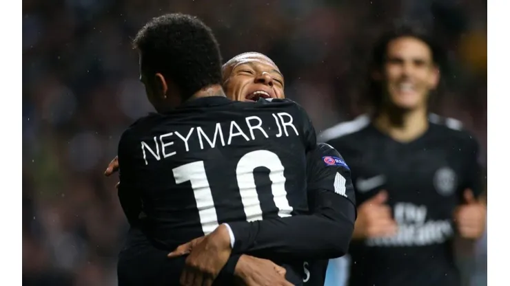 LA MCN. Neymar se abraza con Mbappé con Cavani de fondo.