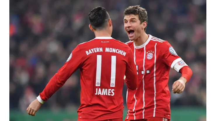 James Rodríguez con la piel del Bayern Munich.