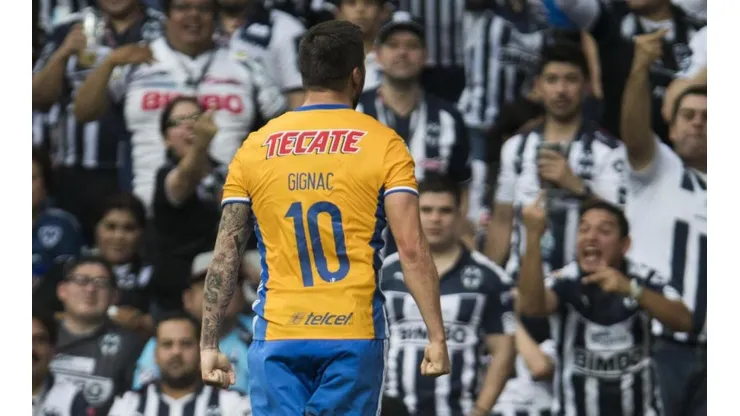 FRENTE A LOS RIVALES. Gignac celebra ante los fanáticos de Rayados de Monterrey.