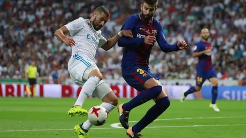 DUELOS DE TITANES. Benzema intenta controlar ante Piqué en la pasada Supercopa de España.