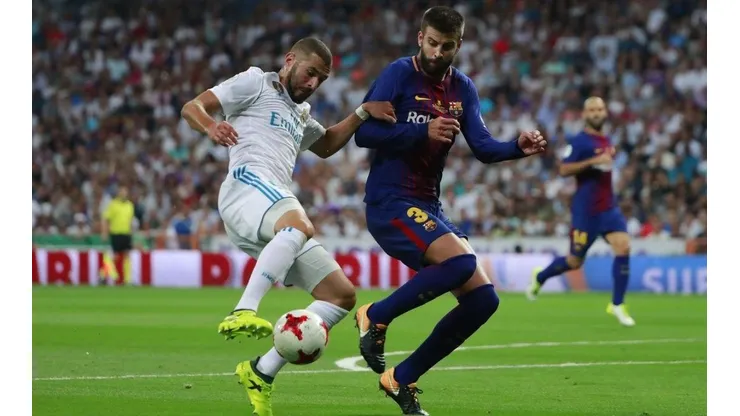 DUELOS DE TITANES. Benzema intenta controlar ante Piqué en la pasada Supercopa de España.