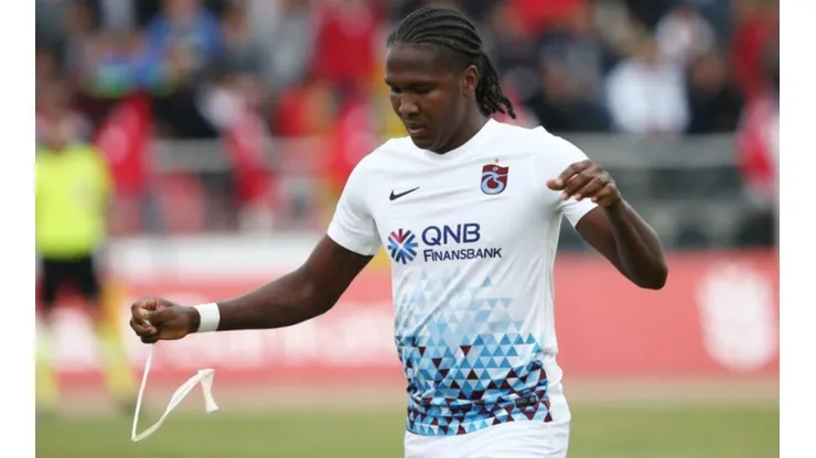 El futbolista aseguró que tiene contrato hasta 2019 con su actual club y que los interesados deberán dialogar con los directivos de Trabzonspor
