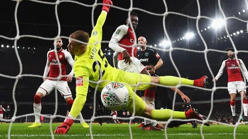 MOMENTO EXACTO. Joe Hart no puede evitar el remate de Danny Welbeck para el 1-0 del Arsenal sobre West Ham (Foto: Getty).