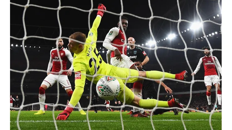 MOMENTO EXACTO. Joe Hart no puede evitar el remate de Danny Welbeck para el 1-0 del Arsenal sobre West Ham (Foto: Getty).