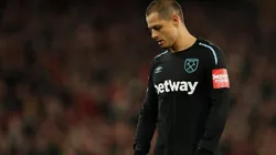 EL CAMBIO NO TRAJO SUERTE. El mexicano mira al piso después de la derrota ante Arsenal.