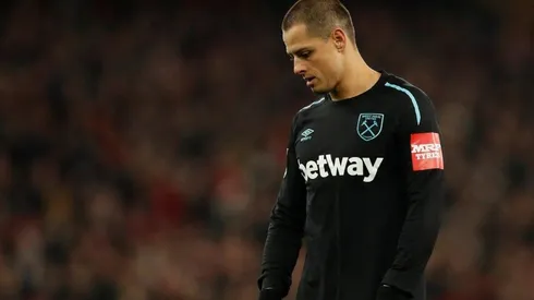 EL CAMBIO NO TRAJO SUERTE. El mexicano mira al piso después de la derrota ante Arsenal.