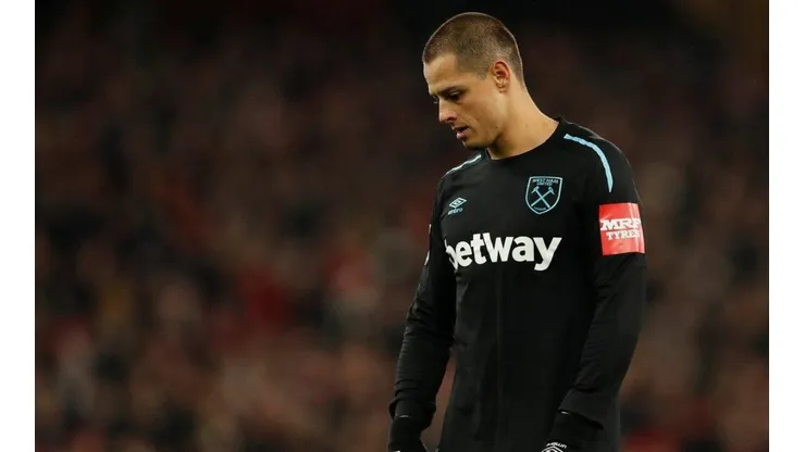 EL CAMBIO NO TRAJO SUERTE. El mexicano mira al piso después de la derrota ante Arsenal.