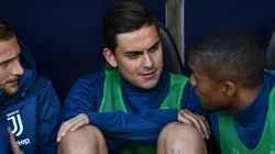 CONCENTRADO. Dybala y Douglas Costa en el banco de suplentes de la Juventus.