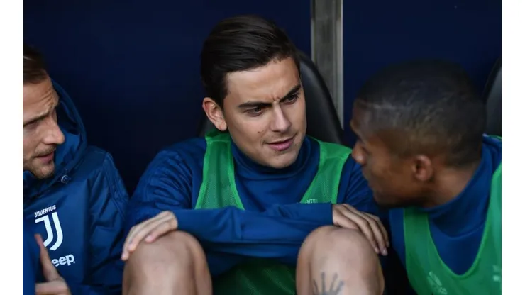 CONCENTRADO. Dybala y Douglas Costa en el banco de suplentes de la Juventus.