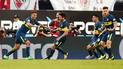 El colombiano celebra con sus compañeros luego de anotar