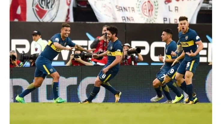 El colombiano celebra con sus compañeros luego de anotar