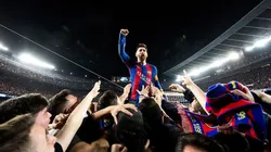 LA FOTO DEL 2017. Lionel Messi celebra junto a los aficionados el tanto de Sergi Roberto a los 95' para ganarle al PSG.