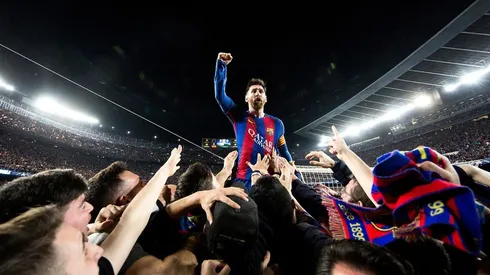 LA FOTO DEL 2017. Lionel Messi celebra junto a los aficionados el tanto de Sergi Roberto a los 95' para ganarle al PSG.