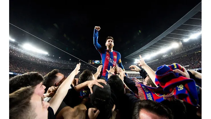 LA FOTO DEL 2017. Lionel Messi celebra junto a los aficionados el tanto de Sergi Roberto a los 95' para ganarle al PSG.
