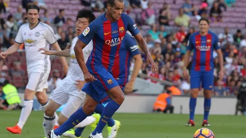 PARTIDO DE LEYENDAS. Rivaldo pasa en velocidad en un encuentro en el Camp Nou con ídolos del Manchester United.