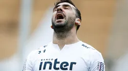 Lucas Pratto defendiendo la piel de San Pablo.