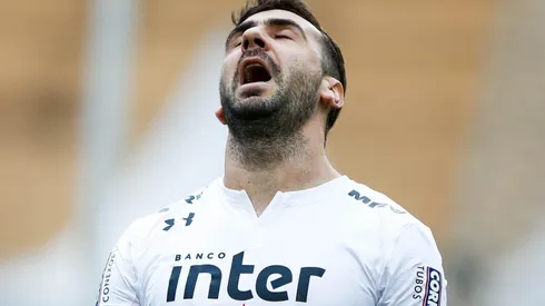 Lucas Pratto defendiendo la piel de San Pablo.