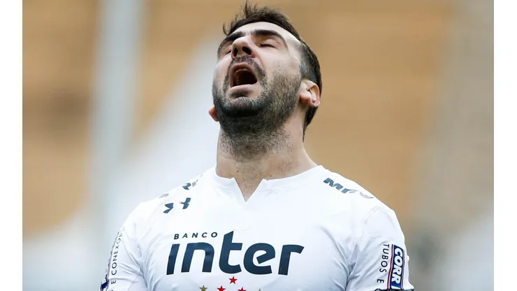 Lucas Pratto defendiendo la piel de San Pablo.