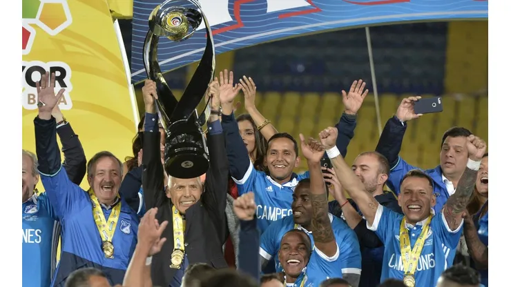 El técnico argentino alza el trofeo de Liga Águila 2017 II
