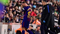 Paco Alcácer abandona el terreno de juego del Camp Nou con gran angustia.