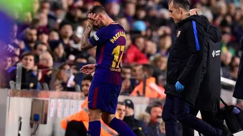 Paco Alcácer abandona el terreno de juego del Camp Nou con gran angustia.