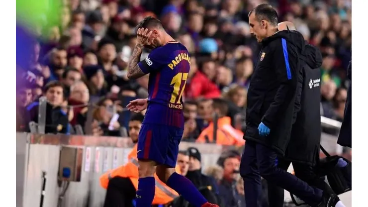 Paco Alcácer abandona el terreno de juego del Camp Nou con gran angustia.