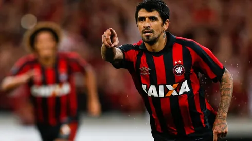 Luis González con la última camiseta que defendió.