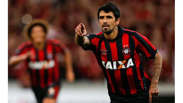 Luis González con la última camiseta que defendió.