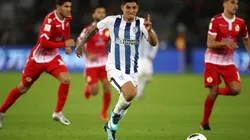 SPRINT FINAL. Víctor Guzmán corre por el balón ante el Wydad Casablanca (Foto: Getty).