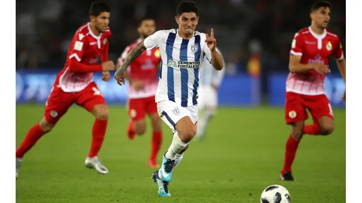 SPRINT FINAL. Víctor Guzmán corre por el balón ante el Wydad Casablanca (Foto: Getty).