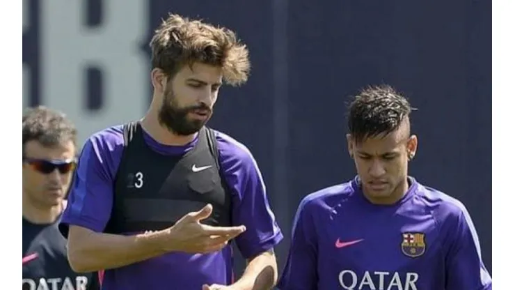 DE LA TEMPORADA PASADA. Piqué y Neymar dialogan a espaldas de Luis Enrique en un entrenamiento del Barcelona.