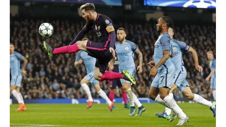 LA ÚLTIMA VISITA. Messi controla en el Etihad Stadium la temporada pasada por la Champions League.