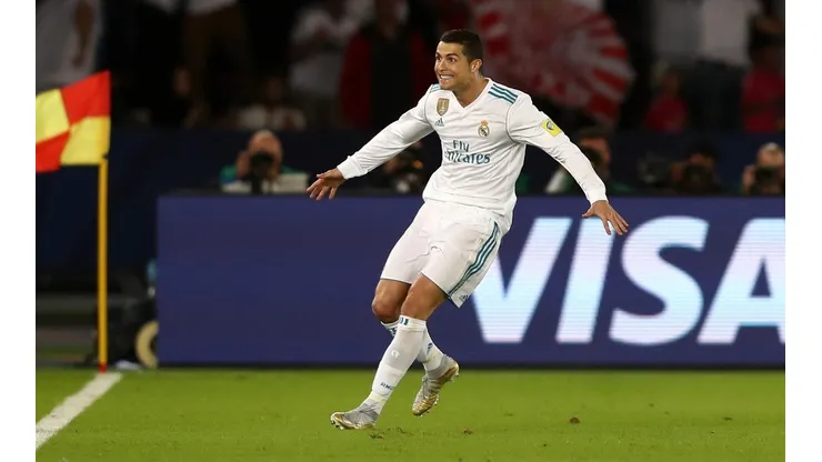 FELIZ EL GOLEADOR. Cristiano Ronaldo va en busca de sus los suplentes para festejar el 1-0 contra Gremio (Foto: Getty).