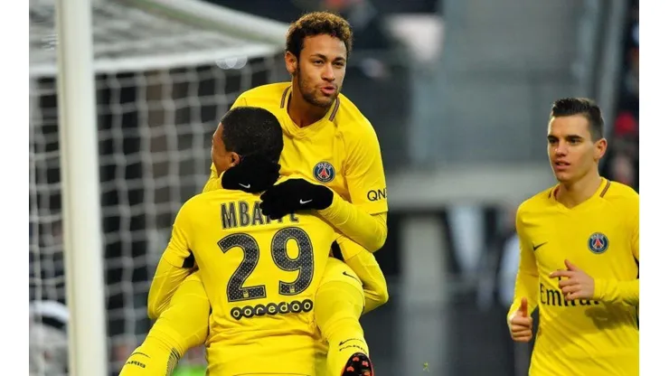 LOS SOCIOS. Mbappé celebra con Neymar en el triunfo contra el Rennes.