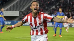 CONTRA BOCA. Gastón Fernández se llena la boca de gol en el Estadio Único de La Plata contra Boca.