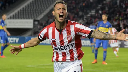 CONTRA BOCA. Gastón Fernández se llena la boca de gol en el Estadio Único de La Plata contra Boca.