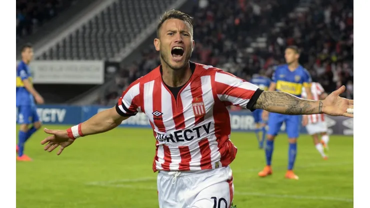 CONTRA BOCA. Gastón Fernández se llena la boca de gol en el Estadio Único de La Plata contra Boca.