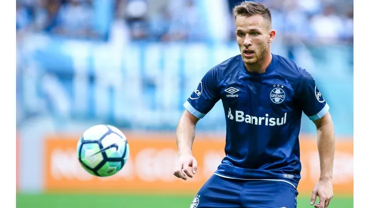 DUEÑO DE LA PELOTA. Arthur es comparado con Xavi, pero podría vestirse de blanco.