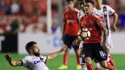 Fabricio Bustos jugando en Independiente en el Libertadores.