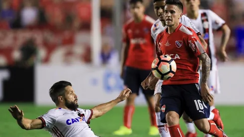 Fabricio Bustos jugando en Independiente en el Libertadores.