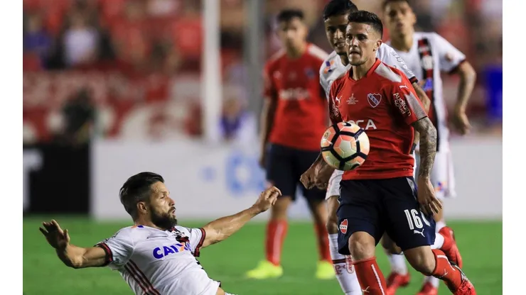 Fabricio Bustos jugando en Independiente en el Libertadores.