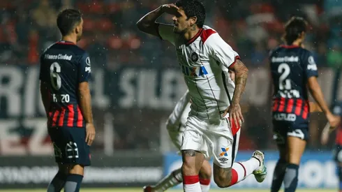 Luis Gonzalez festejando el gol en cancha de San Lorenzo.