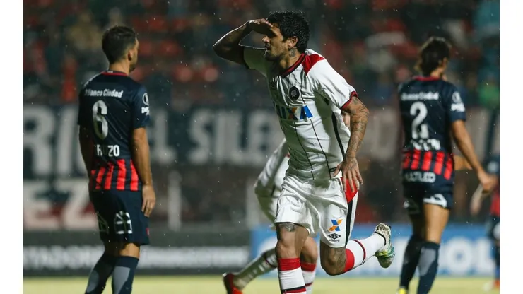Luis Gonzalez festejando el gol en cancha de San Lorenzo.