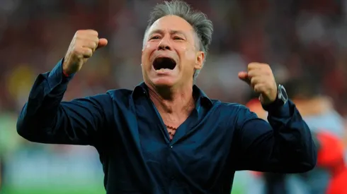 SUEÑO CUMPLIDO. Holan llora de la emoción en el Maracaná ante la tribuna de Independiente.